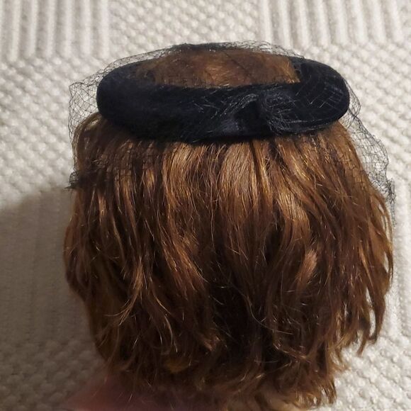 1960s Black Velvet Ring Open Top Net Hat - Picture 4 of 6